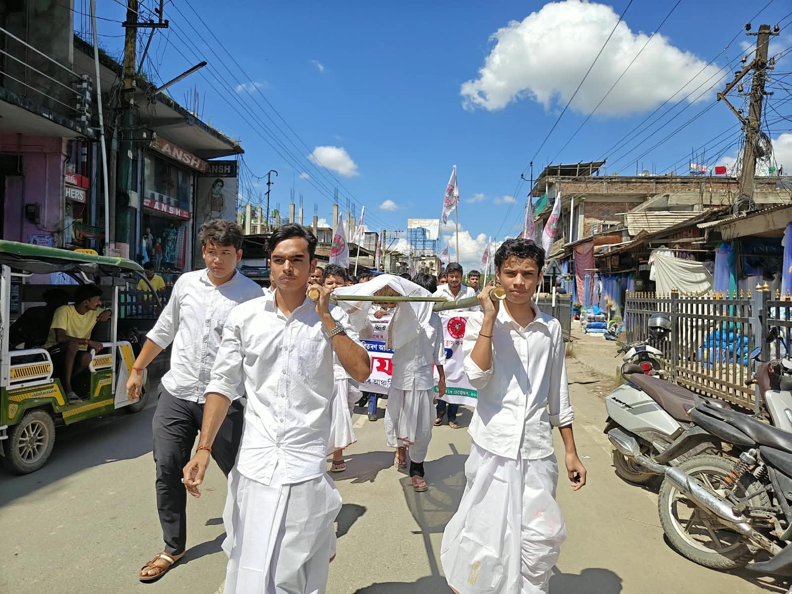 অত্যাৱশ্যকীয় সামগ্ৰীৰ মূল্য বৃদ্ধি ৰোধৰ দাবীত আছুৰ শৱযাত্ৰা