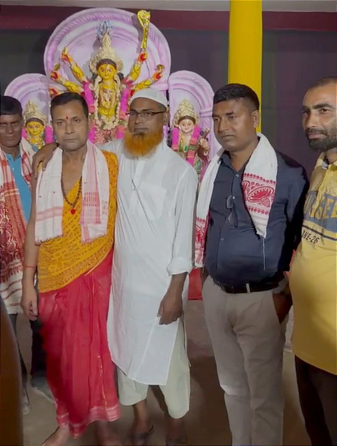 মিলনপুৰৰ দুৰ্গা পূজাৰ মণ্ডপত হিন্দু-মুছলমানৰ ভাতৃত্ববোধ আৰু সম্প্ৰীতিৰ অনন্য নিদৰ্শন