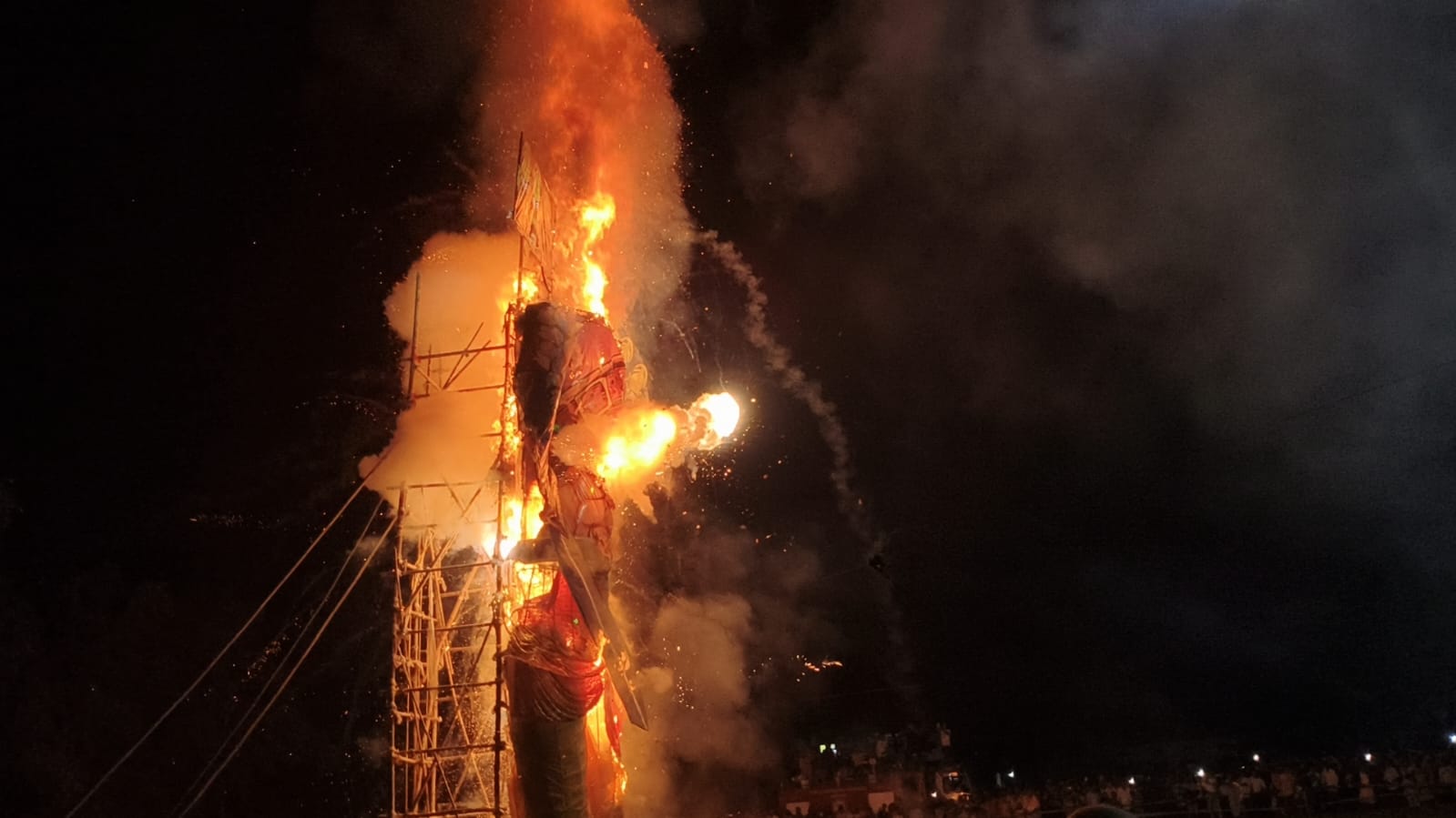 টিহুত ১০০ ফুট উচ্চতাৰ ৰাৱণ দাহন, বিধায়ক চন্দ্ৰমোহন পাটোৱাৰীৰ অংশগ্ৰহণ