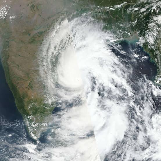 স্থলভাগত প্ৰৱেশৰ পিছতে দুৰ্বল ঘূৰ্ণীবতাহ ‘আৰ্নড’, অন্ধ্ৰপ্ৰদেশ আৰু ওড়িশাৰ উপকূলত প্ৰবল বৰষুণৰ তাণ্ডৱ